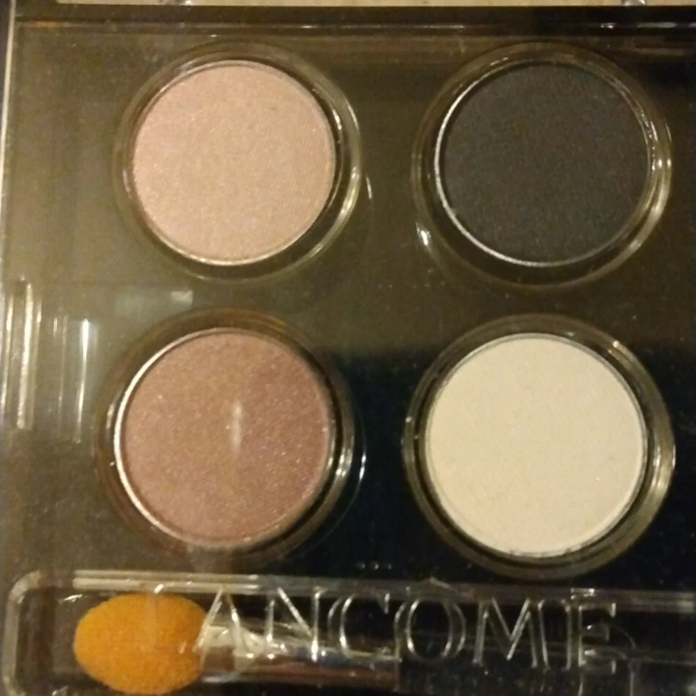Lancome Eyeshadow Palette. - Picture 2 of 3